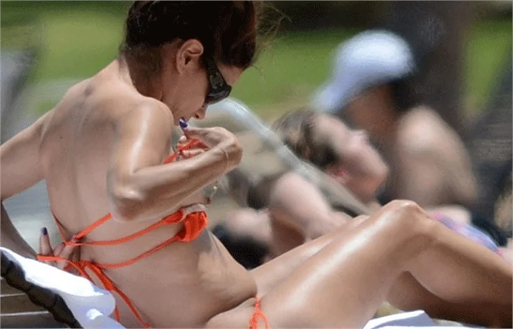 Eva Longoria'nın bikinisi az kalsın...