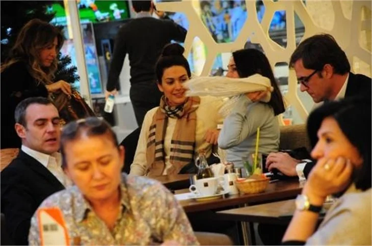 Bergüzar Korel'in kızlarla buluşması!