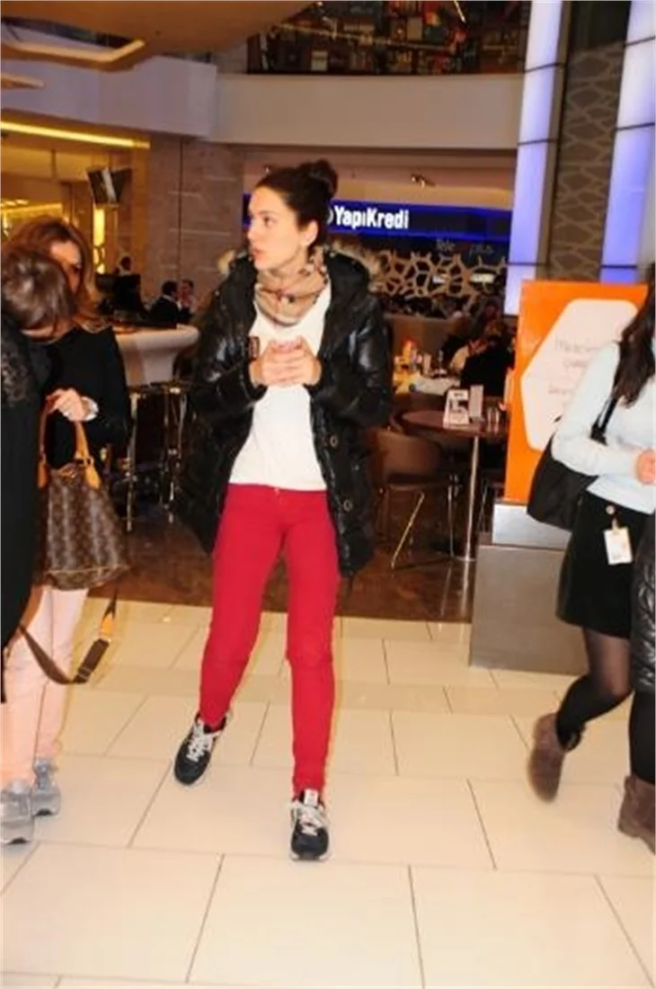 Bergüzar Korel'in kızlarla buluşması!