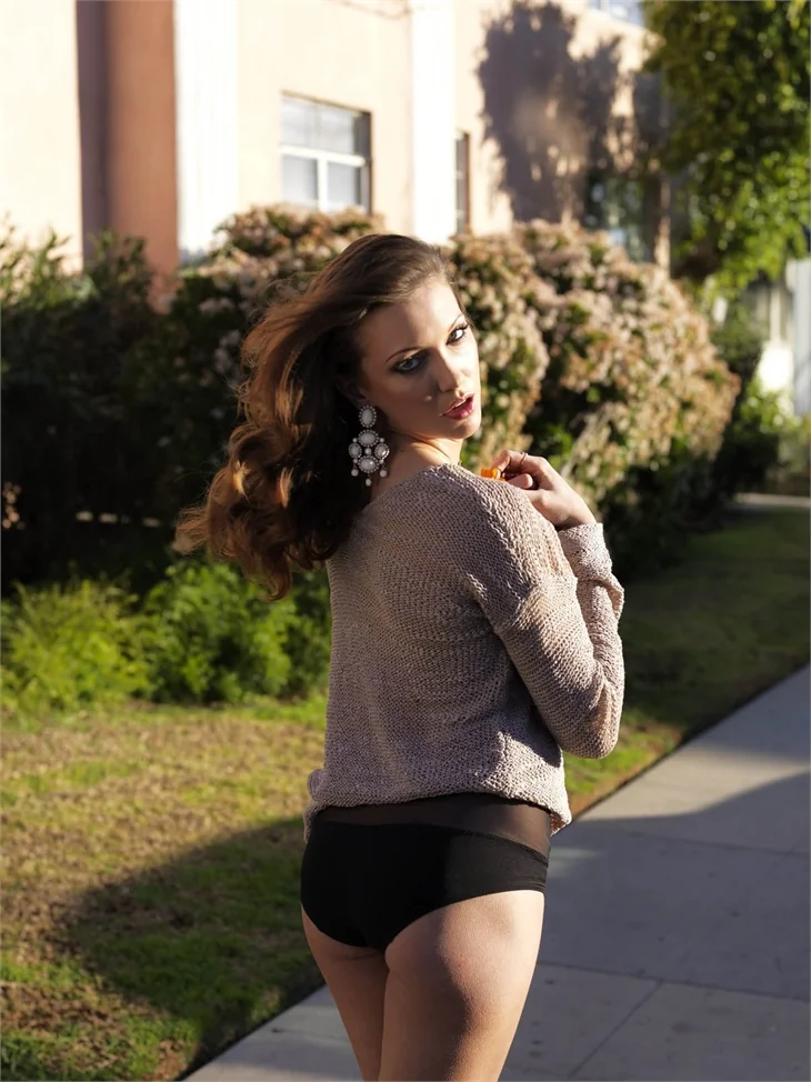 Katie Cassidy'de rengarenk pozlar!