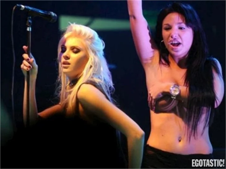 Taylor Momsen sahnede soyundu!