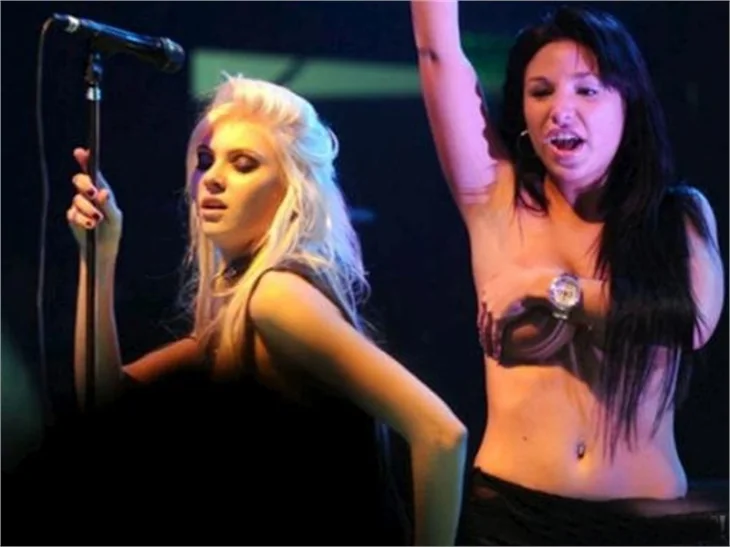 Taylor Momsen sahnede soyundu!