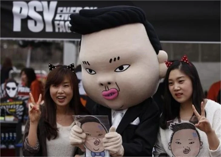 PSY ilginç kıyafetiyle sahnede!