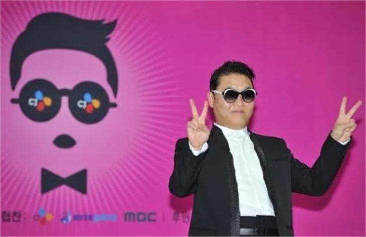 PSY ilginç kıyafetiyle sahnede!