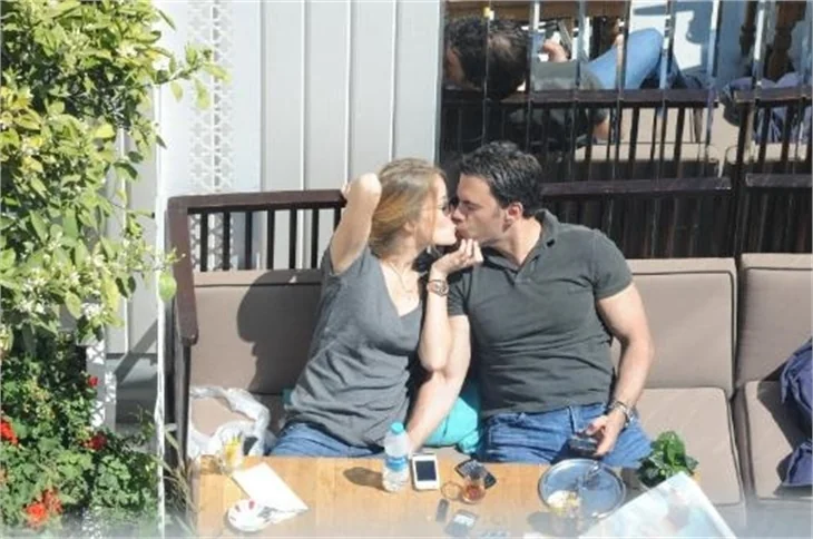 Hızlı aşıklar öpüşmeye doyamadı!