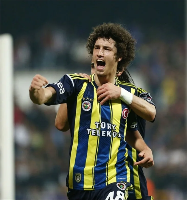 Salih uçar, kızlar kaçar!