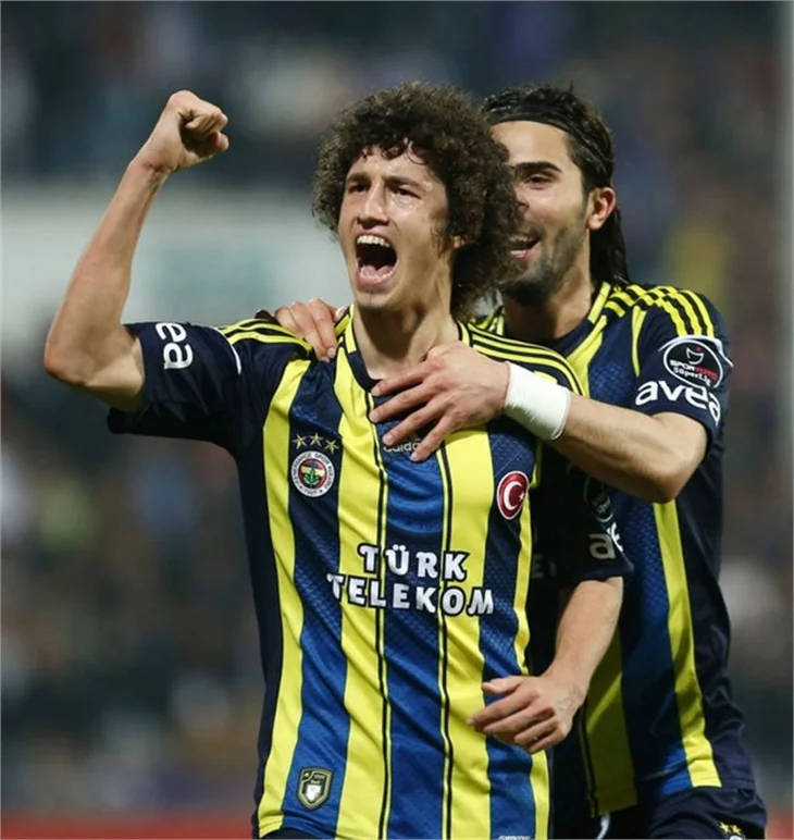 Salih uçar, kızlar kaçar!
