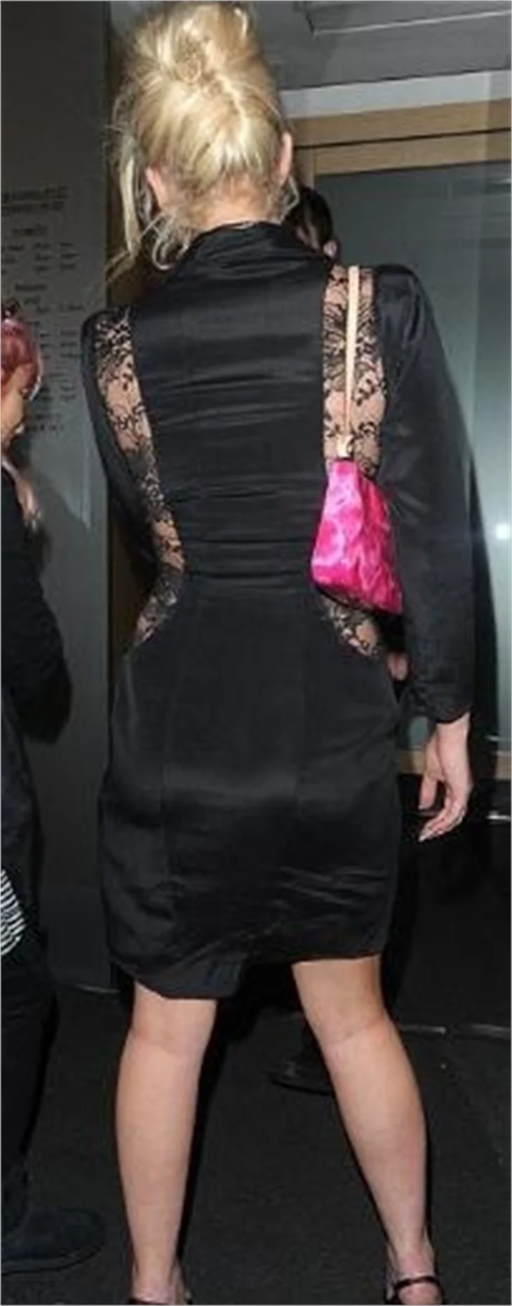 Helen Flanagan yine yaptı yapacağını