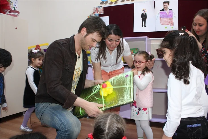 Kıvanç Tatlıtuğ'dan anlamlı ziyaret!