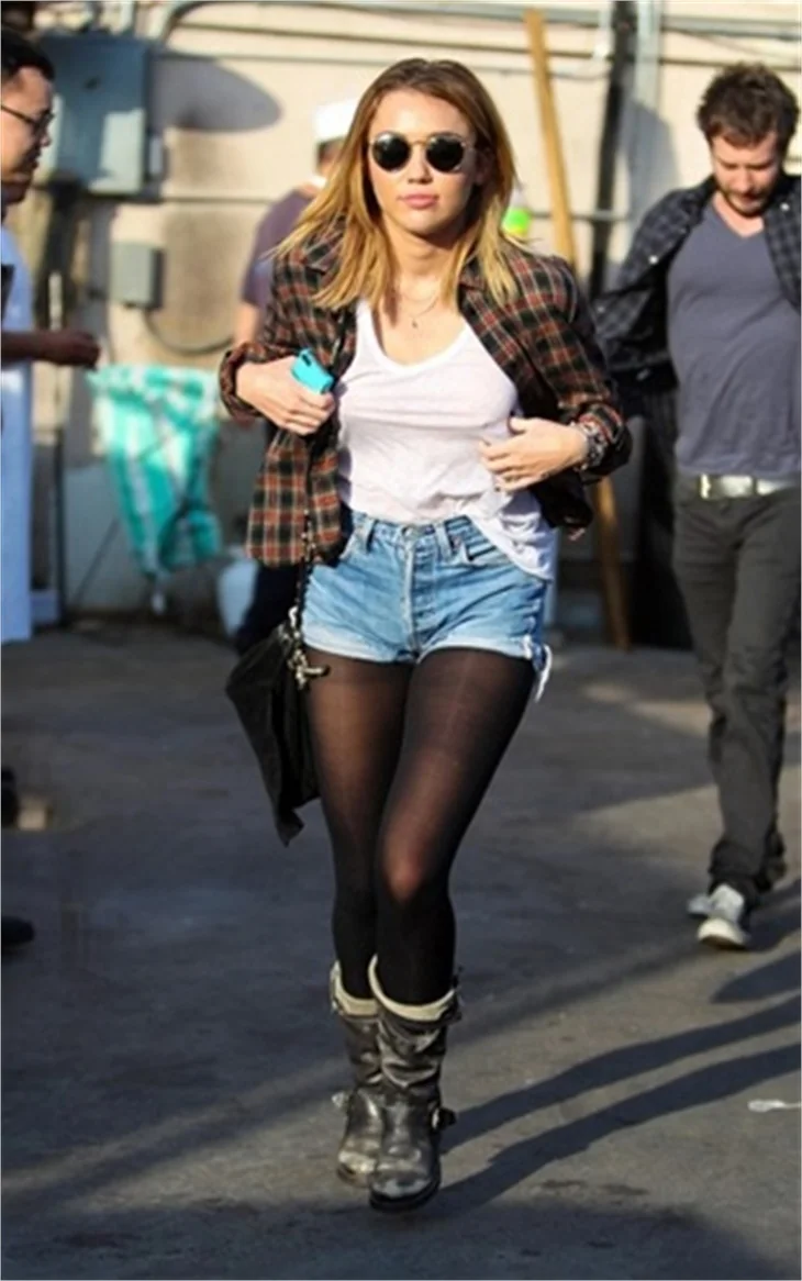 Ünlülerde yeni moda: Sütyen yok!