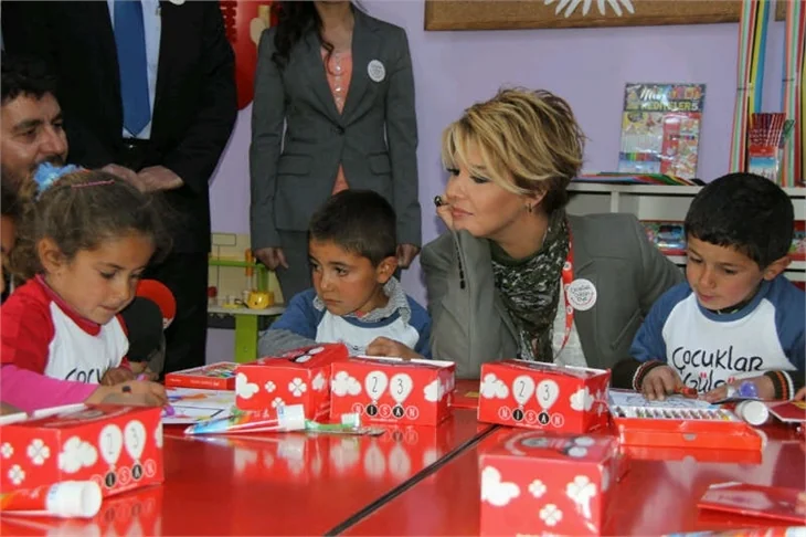 Gülben Ergen ve Çocuklar Gülsün Diye Derneği'nden Kars'a okul!