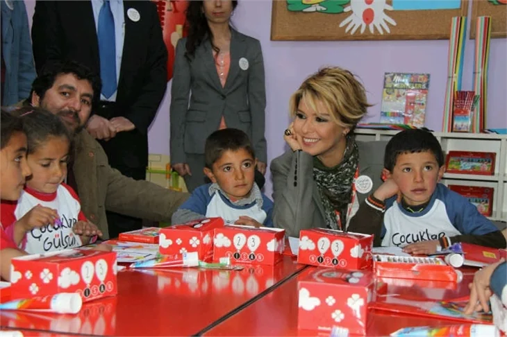 Gülben Ergen ve Çocuklar Gülsün Diye Derneği'nden Kars'a okul!
