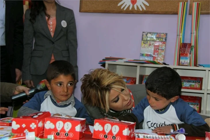 Gülben Ergen ve Çocuklar Gülsün Diye Derneği'nden Kars'a okul!