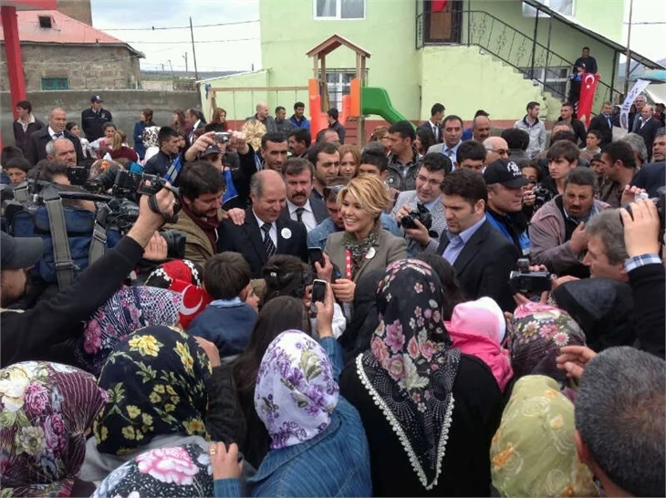 Gülben Ergen ve Çocuklar Gülsün Diye Derneği'nden Kars'a okul!