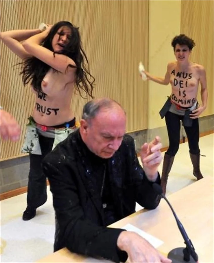 Femen Belçika Başpiskopos'una saldırdı