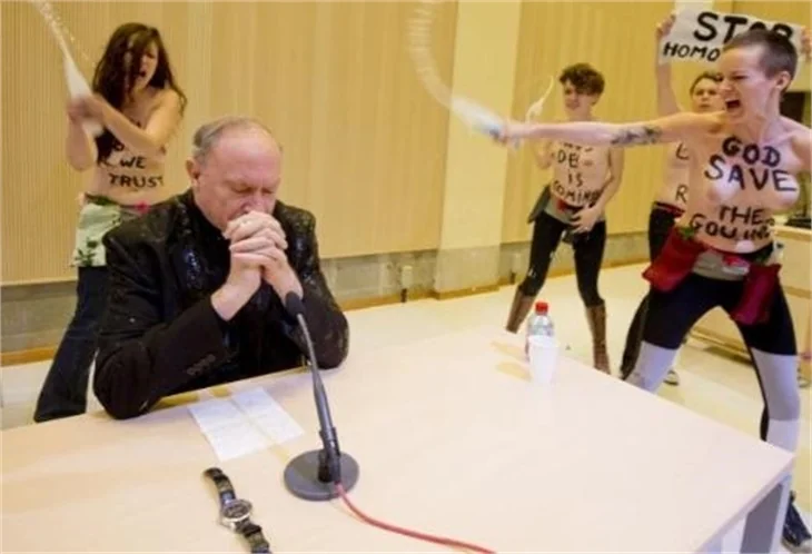 Femen Belçika Başpiskopos'una saldırdı