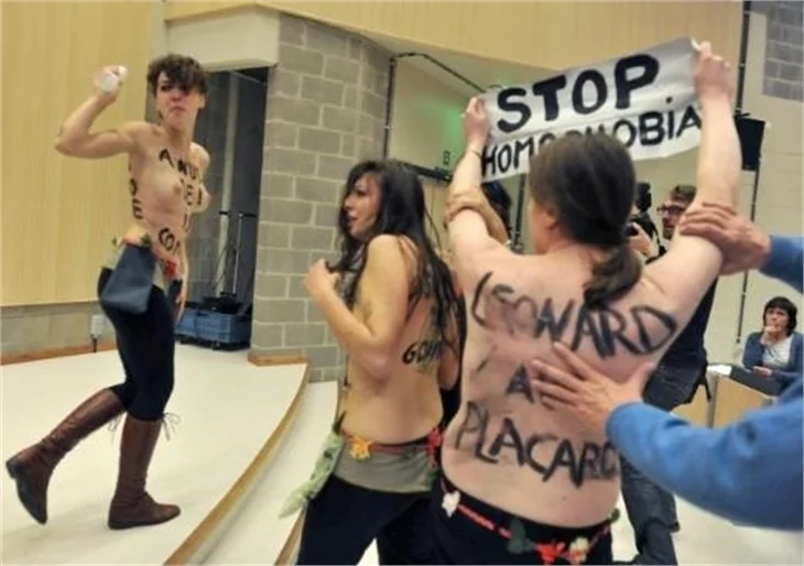Femen Belçika Başpiskopos'una saldırdı