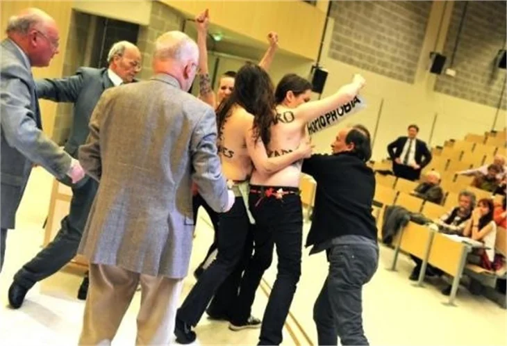 Femen Belçika Başpiskopos'una saldırdı