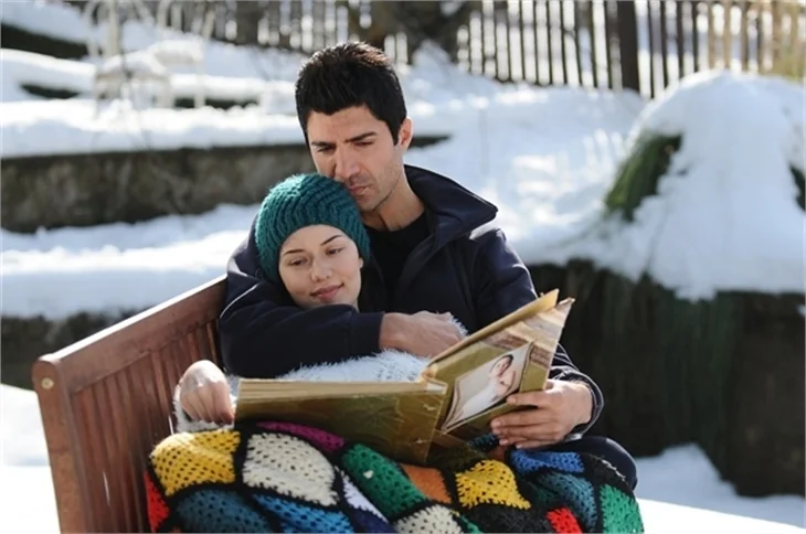 Fahriye Evcen ve Nik Xhelilaj, aynı dizide rol alacak mı?