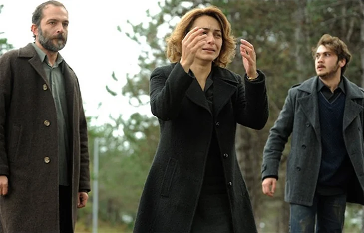 "Öyle Bir Geçer Zaman Ki"de ayrılık!