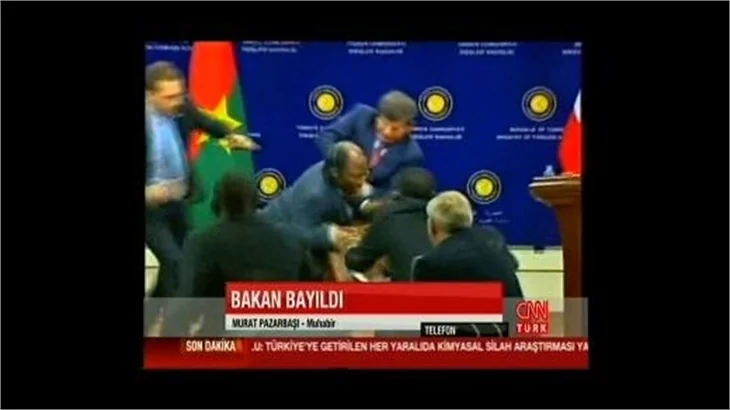 Burkina Faso Dışişleri Bakanı bayıldı