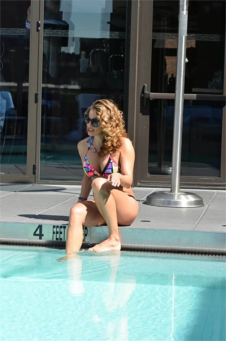 Jennifer Nicole Lee yine sahnede...