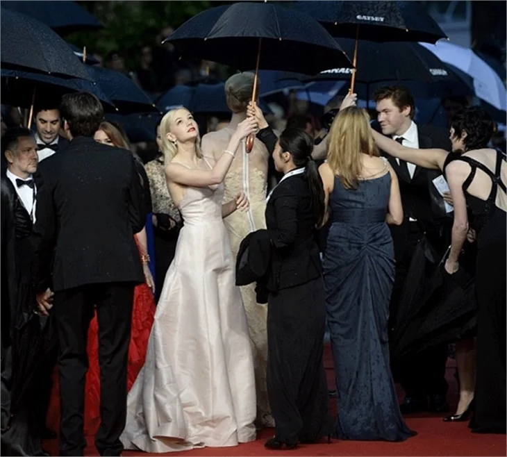 Cannes'e yağmur damgasını vurdu!