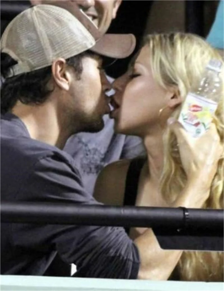Enrique Iglesias'a sahnede sutyen attılar!