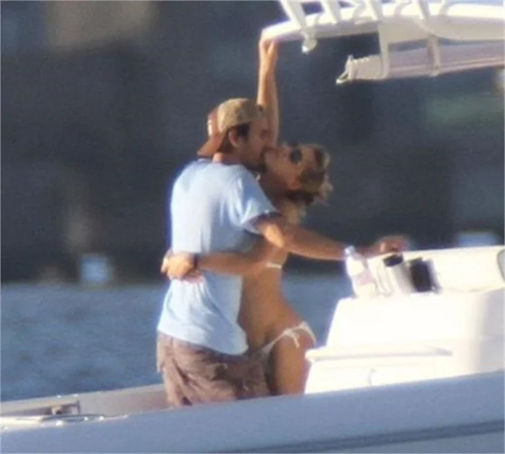 Enrique Iglesias'a sahnede sutyen attılar!