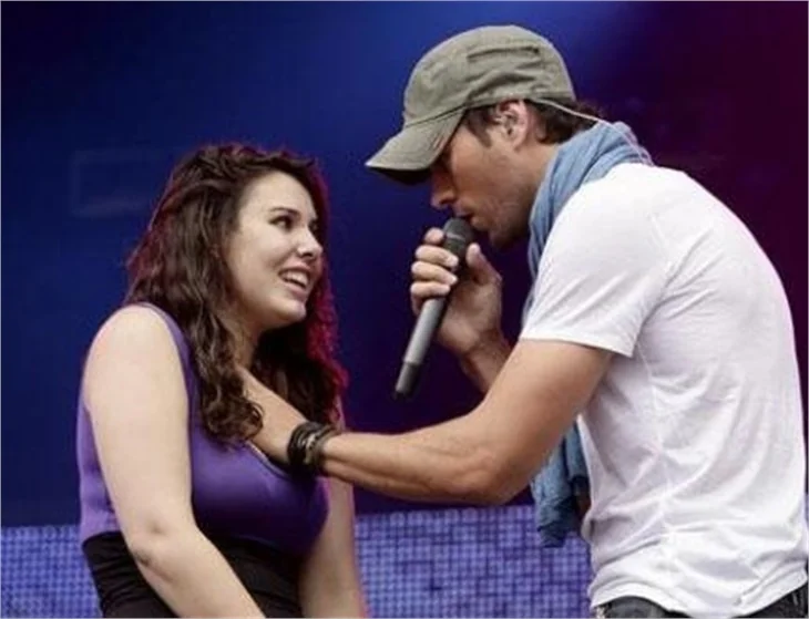Enrique Iglesias'a sahnede sutyen attılar!