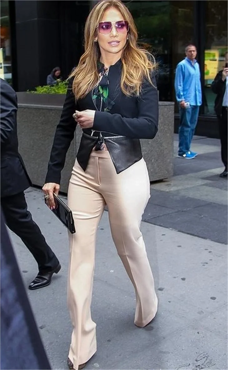 Jennifer Lopez yine çıplak gibi