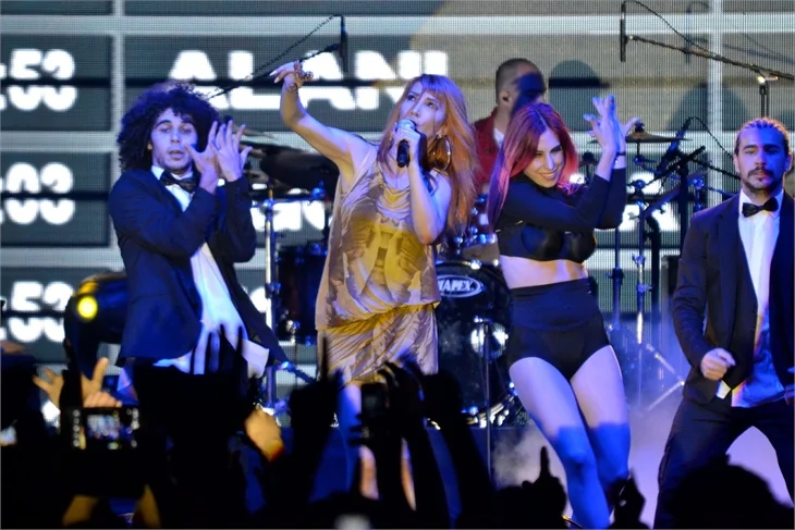 Hande Yener Kıbrıs'ı salladı!