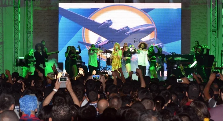 Hande Yener Kıbrıs'ı salladı!