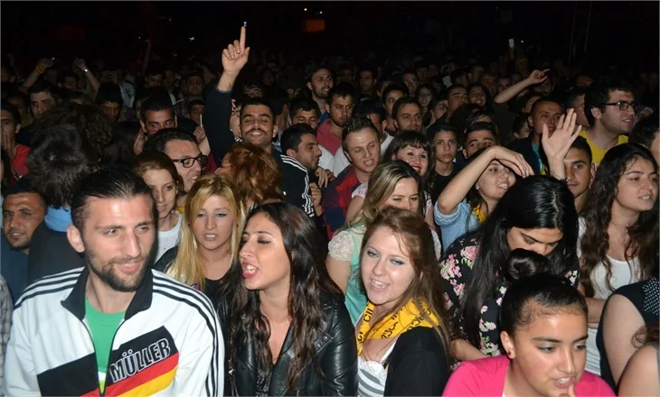 Hande Yener Kıbrıs'ı salladı!