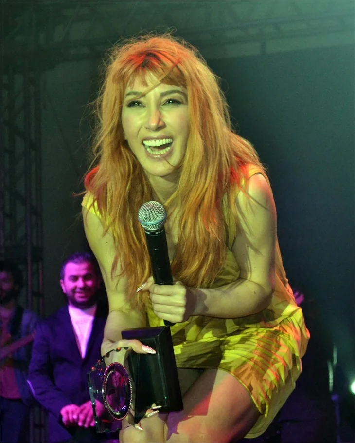 Hande Yener Kıbrıs'ı salladı!