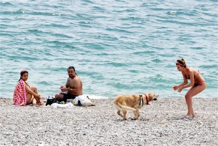 Antalya'da güneşi gören sahile koştu
