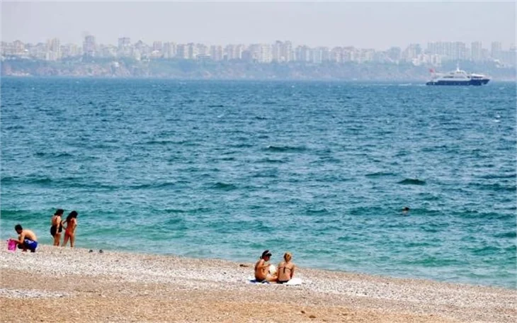 Antalya'da güneşi gören sahile koştu