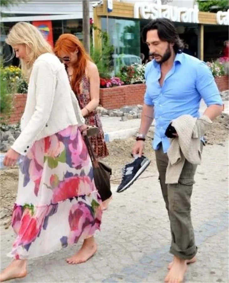 Çıplak ayaklı Hürrem Bodrum sokaklarında!..