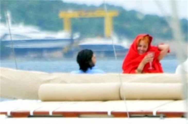Çıplak ayaklı Hürrem Bodrum sokaklarında!..