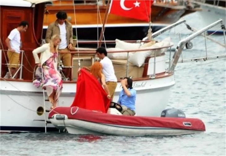 Çıplak ayaklı Hürrem Bodrum sokaklarında!..