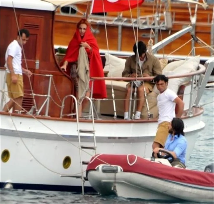 Çıplak ayaklı Hürrem Bodrum sokaklarında!..
