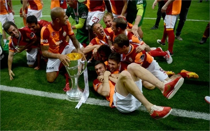 Aslan kupayı kaldırdı!
