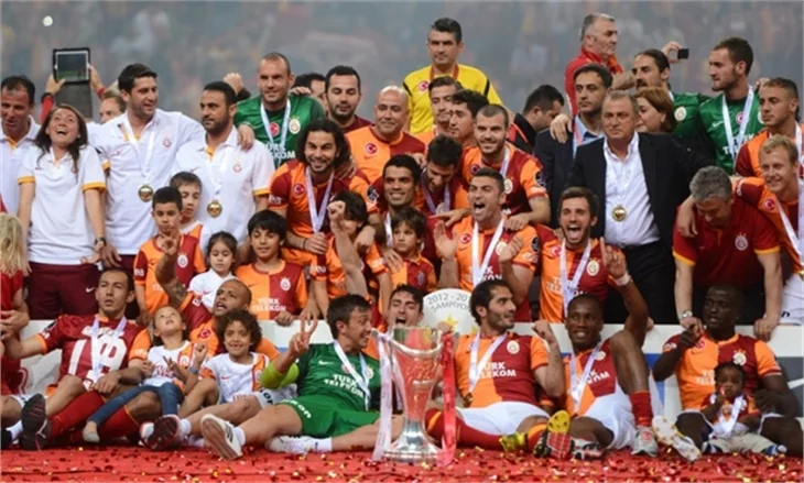Aslan kupayı kaldırdı!