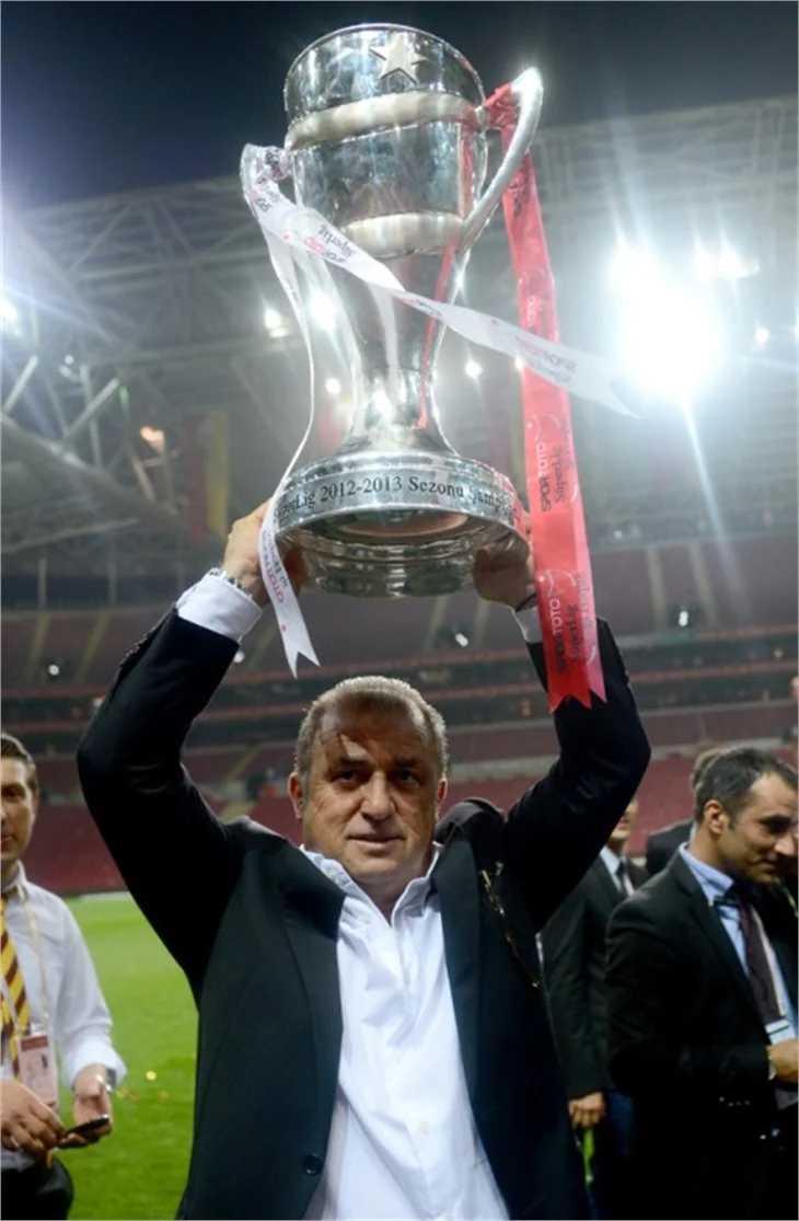 Aslan kupayı kaldırdı!