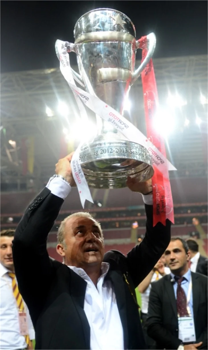 Aslan kupayı kaldırdı!