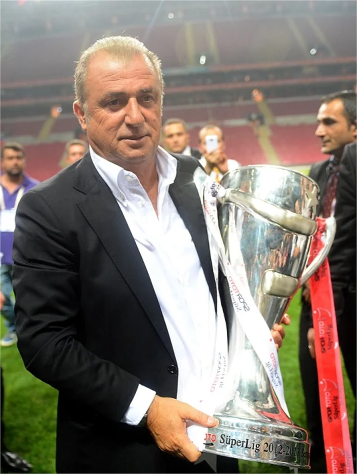 Aslan kupayı kaldırdı!
