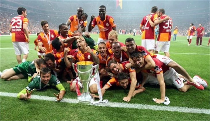 Aslan kupayı kaldırdı!