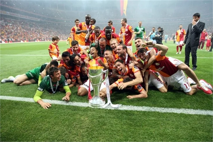 Aslan kupayı kaldırdı!
