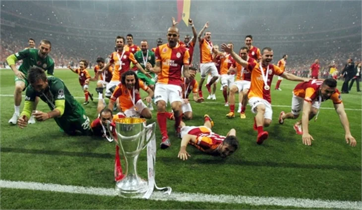 Aslan kupayı kaldırdı!