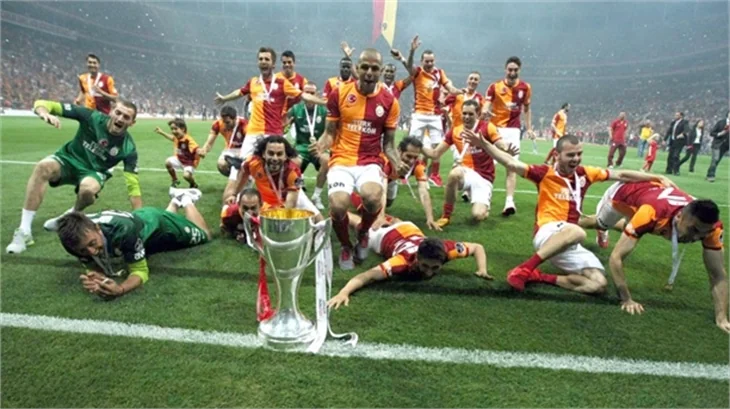 Aslan kupayı kaldırdı!